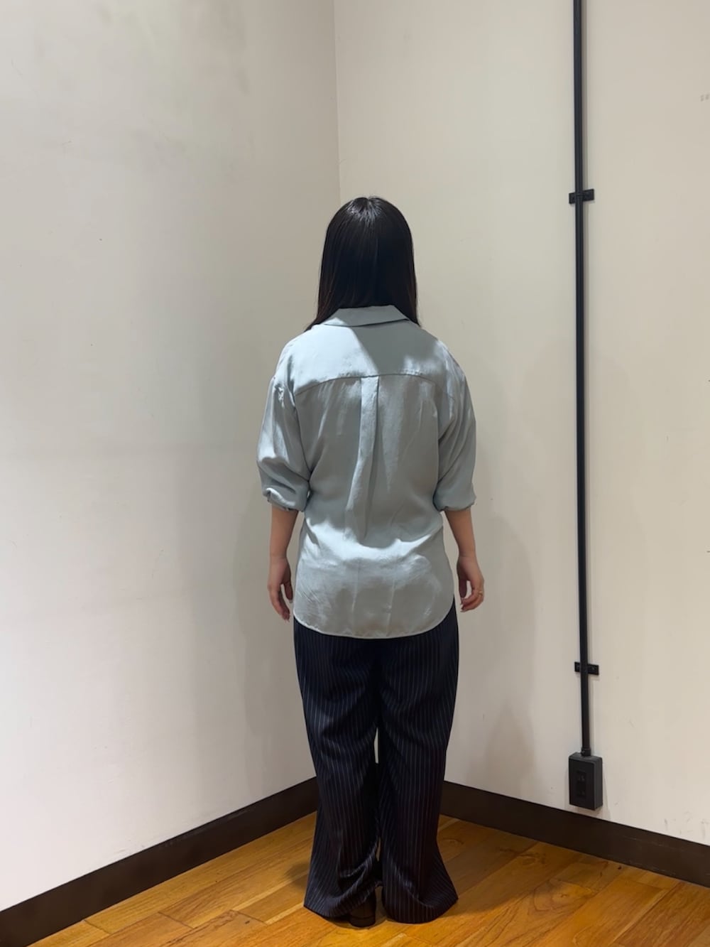 ブルー系のシャツ/ブラウス、ブルー系のその他パンツ、ブラック系のローファーを着用したレディースの秋コーディネートの3枚目の写真
