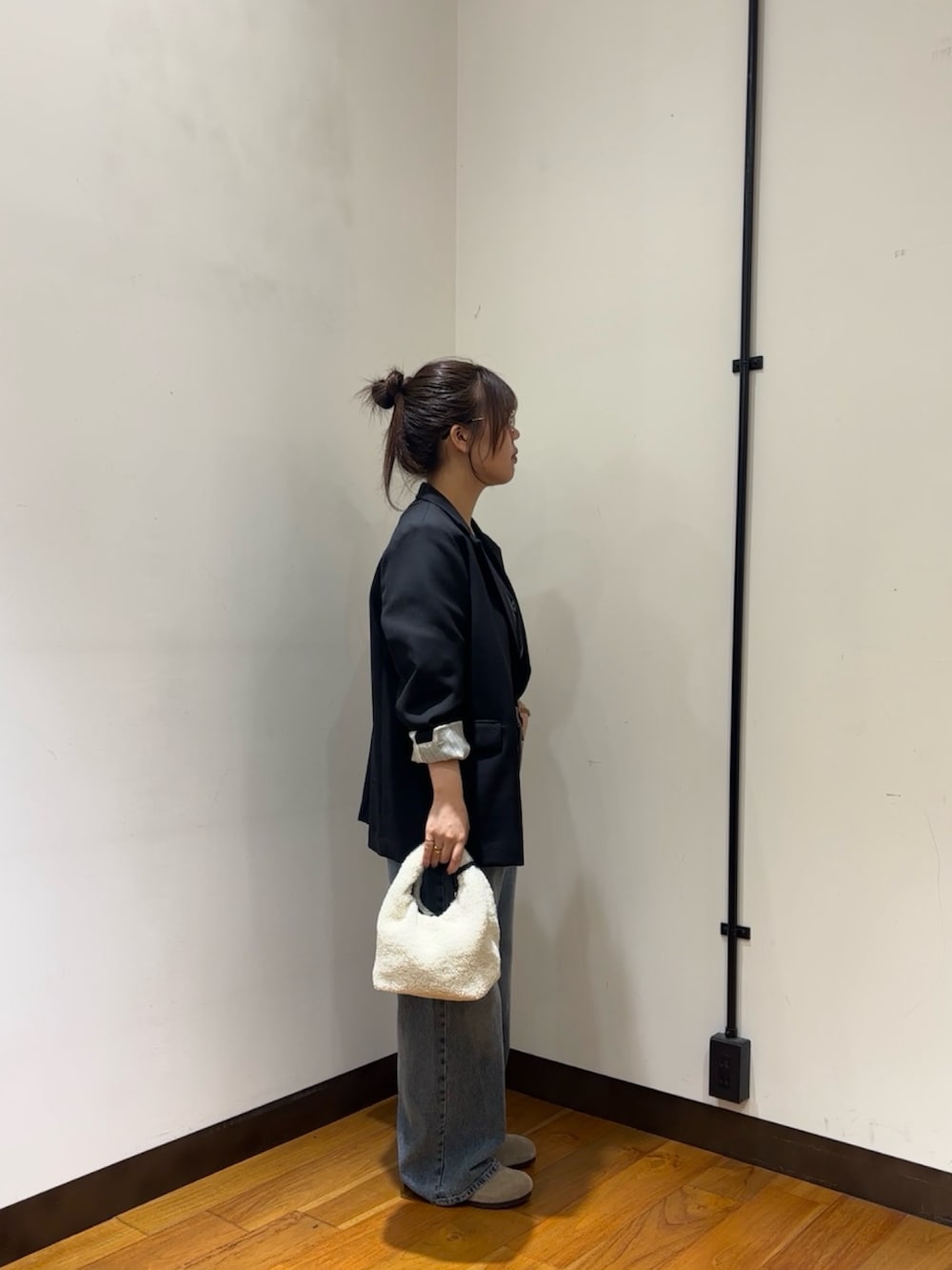 グレー系のカーディガン/ボレロ、ブラック系のその他アウター、ブルー系のデニムパンツを着用したレディースの秋コーディネートの2枚目の写真