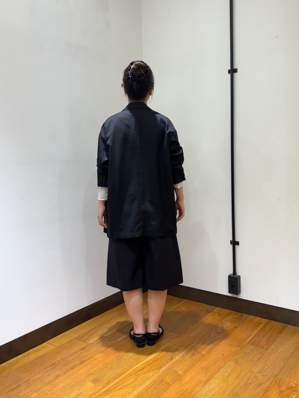 ブラック系のキャミソール、ブラック系のその他アウター、ホワイト系のTシャツ/カットソーを着用したレディースの夏コーディネートの3枚目の写真