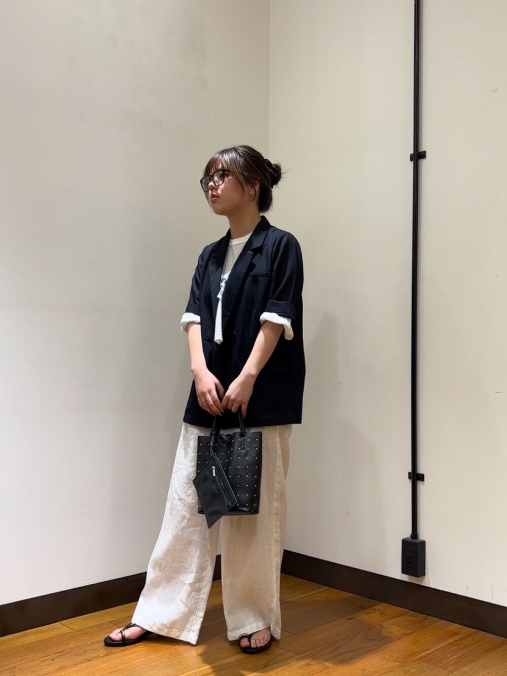 ホワイト系のTシャツ/カットソー、ブルー系のその他アウター、ホワイト系のその他パンツを着用したレディースの春コーディネートの2枚目の写真