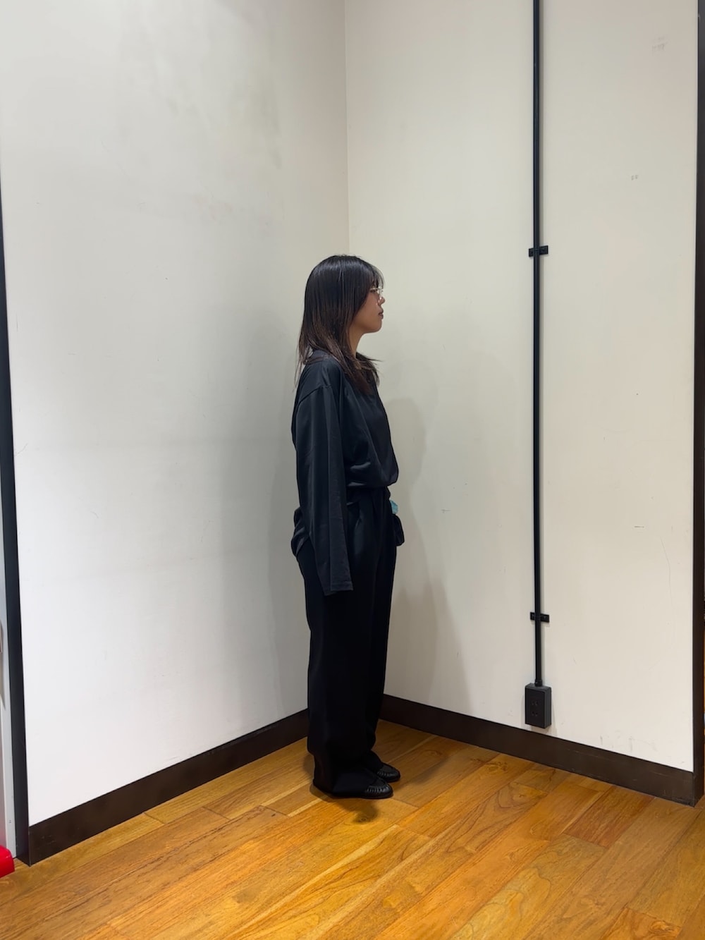 ブラック系のTシャツ/カットソー、ブラック系のその他パンツ、ブラック系のローファーを着用したレディースの夏コーディネートの2枚目の写真