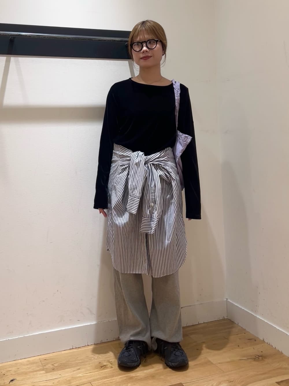 グレー系のその他パンツ、ブラック系のTシャツ/カットソー、パープル系のその他雑貨を着用したレディースの秋コーディネートの2枚目の写真
