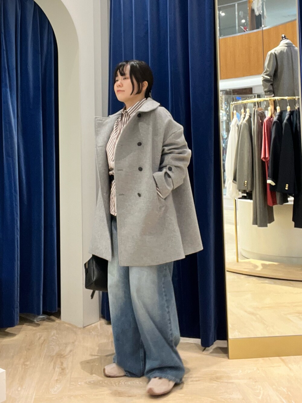 ベージュ系のシャツ/ブラウス、グレー系のピーコート、ブラック系のショルダーバッグを着用したレディースの秋コーディネートの9枚目の写真