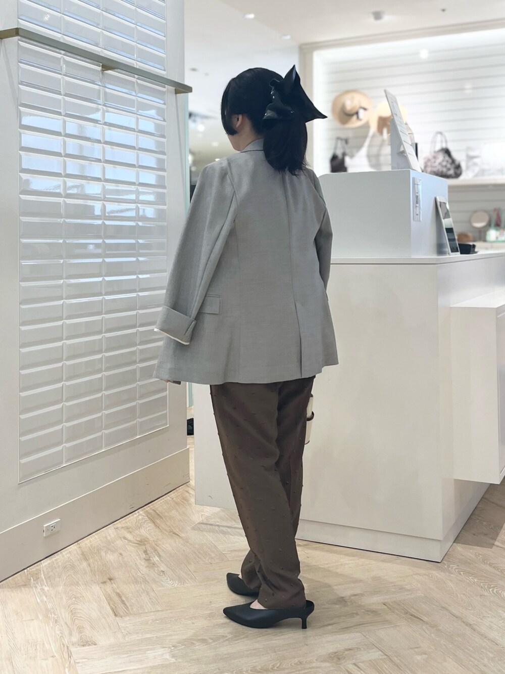 ホワイト系のシャツ/ブラウス、ベージュ系のテーラードジャケット、ブラウン系のその他パンツを着用したレディースの秋コーディネートの7枚目の写真