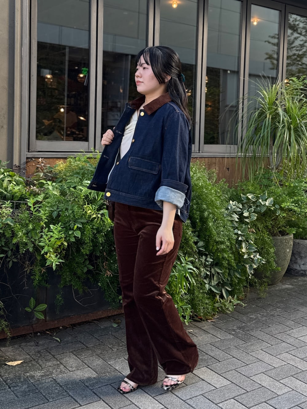 ホワイト系のTシャツ/カットソー、ブルー系のデニムジャケット、ブラウン系のショルダーバッグを着用したレディースの夏コーディネートの8枚目の写真