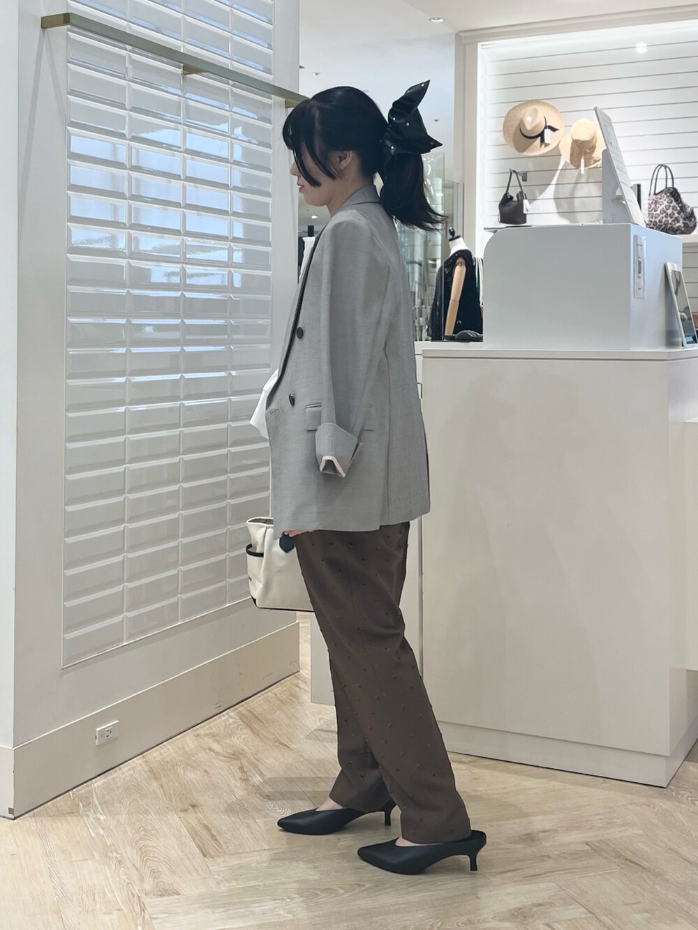 ホワイト系のシャツ/ブラウス、ベージュ系のテーラードジャケット、ブラウン系のその他パンツを着用したレディースの秋コーディネートの8枚目の写真