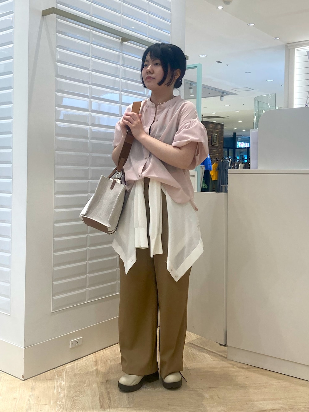 イエロー系のトートバッグ、ホワイト系のカーディガン/ボレロ、ピンク系のシャツ/ブラウスを着用したレディースの春コーディネートの9枚目の写真