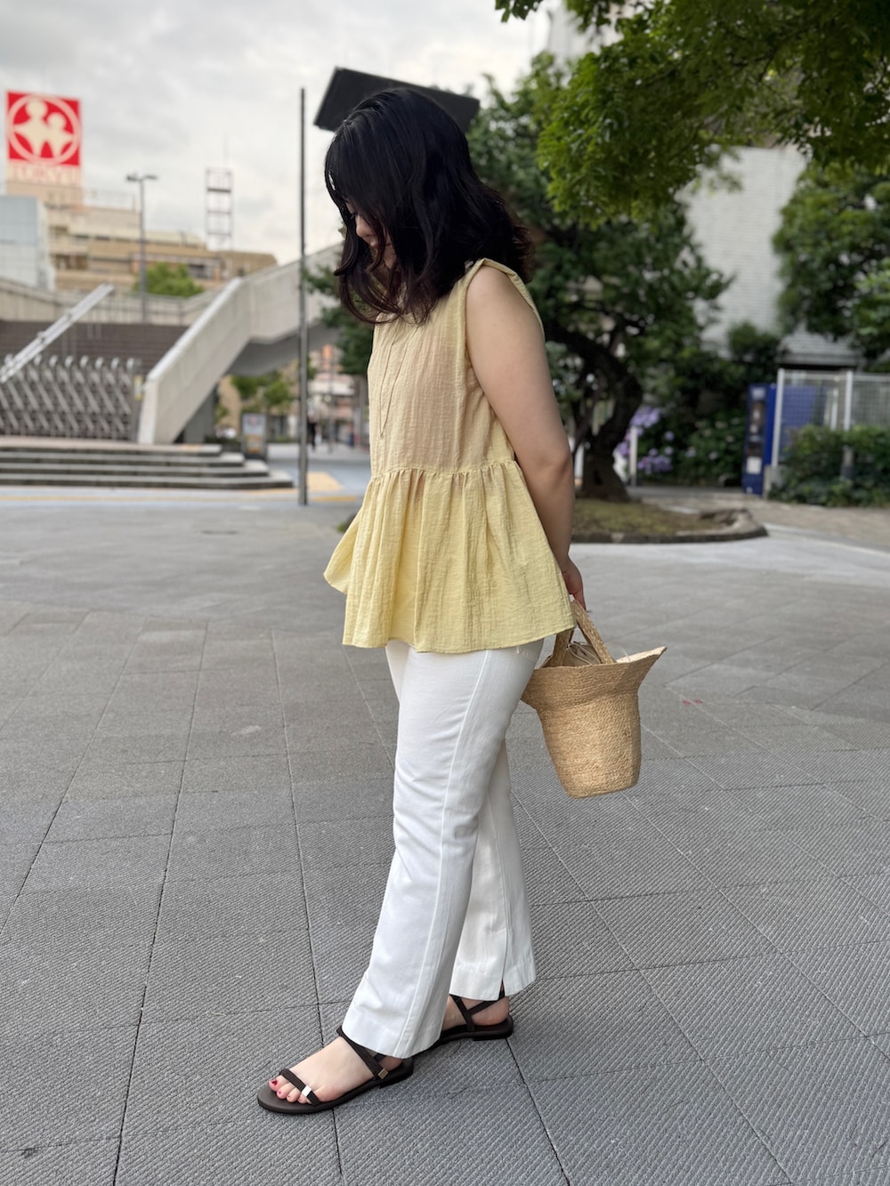 ホワイト系のデニムパンツ、イエロー系のシャツ/ブラウス、ブラウン系のサンダルを着用したレディースの夏コーディネートの6枚目の写真