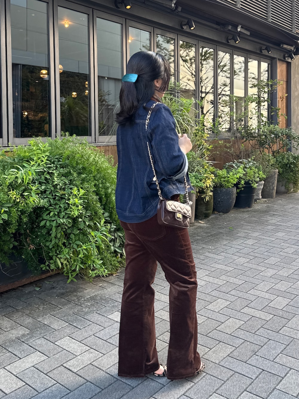 ホワイト系のTシャツ/カットソー、ブルー系のデニムジャケット、ブラウン系のショルダーバッグを着用したレディースの夏コーディネートの5枚目の写真