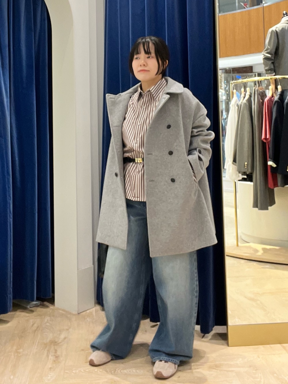 ベージュ系のシャツ/ブラウス、グレー系のピーコート、ブラック系のショルダーバッグを着用したレディースの秋コーディネートの10枚目の写真