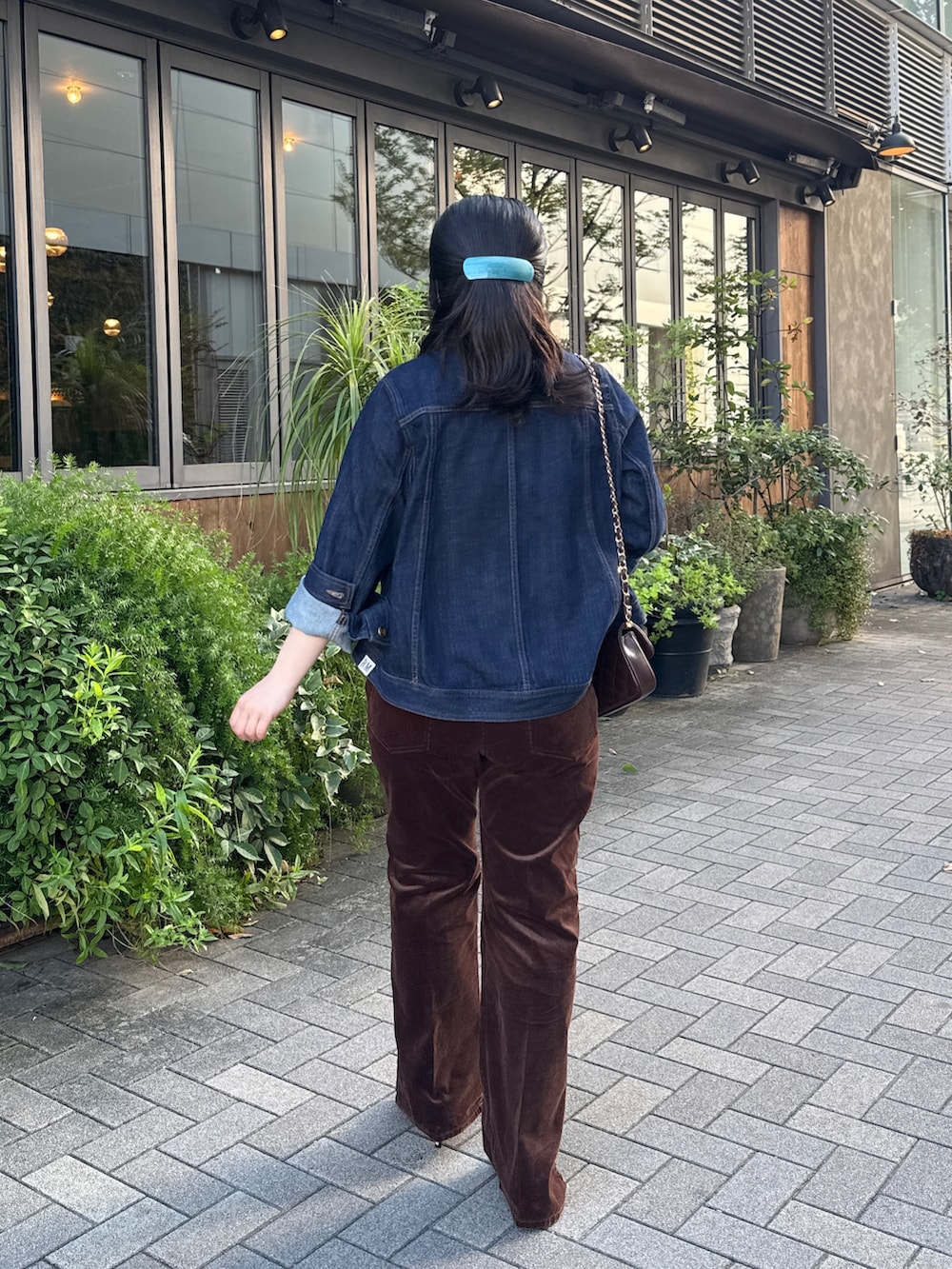 ホワイト系のTシャツ/カットソー、ブルー系のデニムジャケット、ブラウン系のショルダーバッグを着用したレディースの夏コーディネートの6枚目の写真