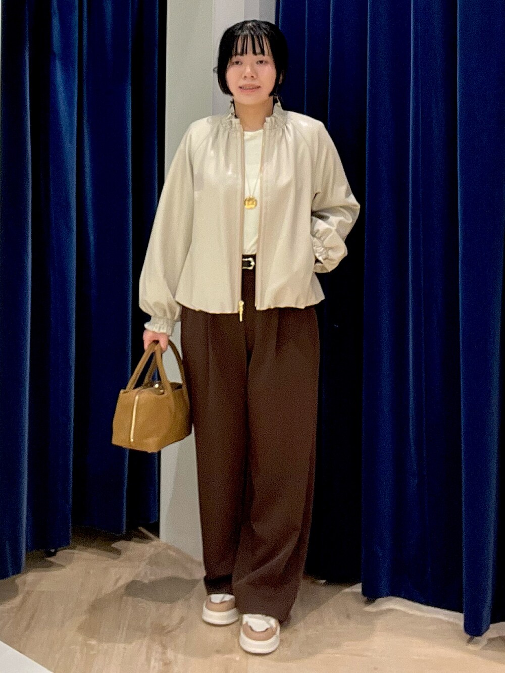 ブラウン系のその他パンツ、ブラック系のブルゾン、イエロー系のTシャツ/カットソーを着用したレディースの秋コーディネートの9枚目の写真