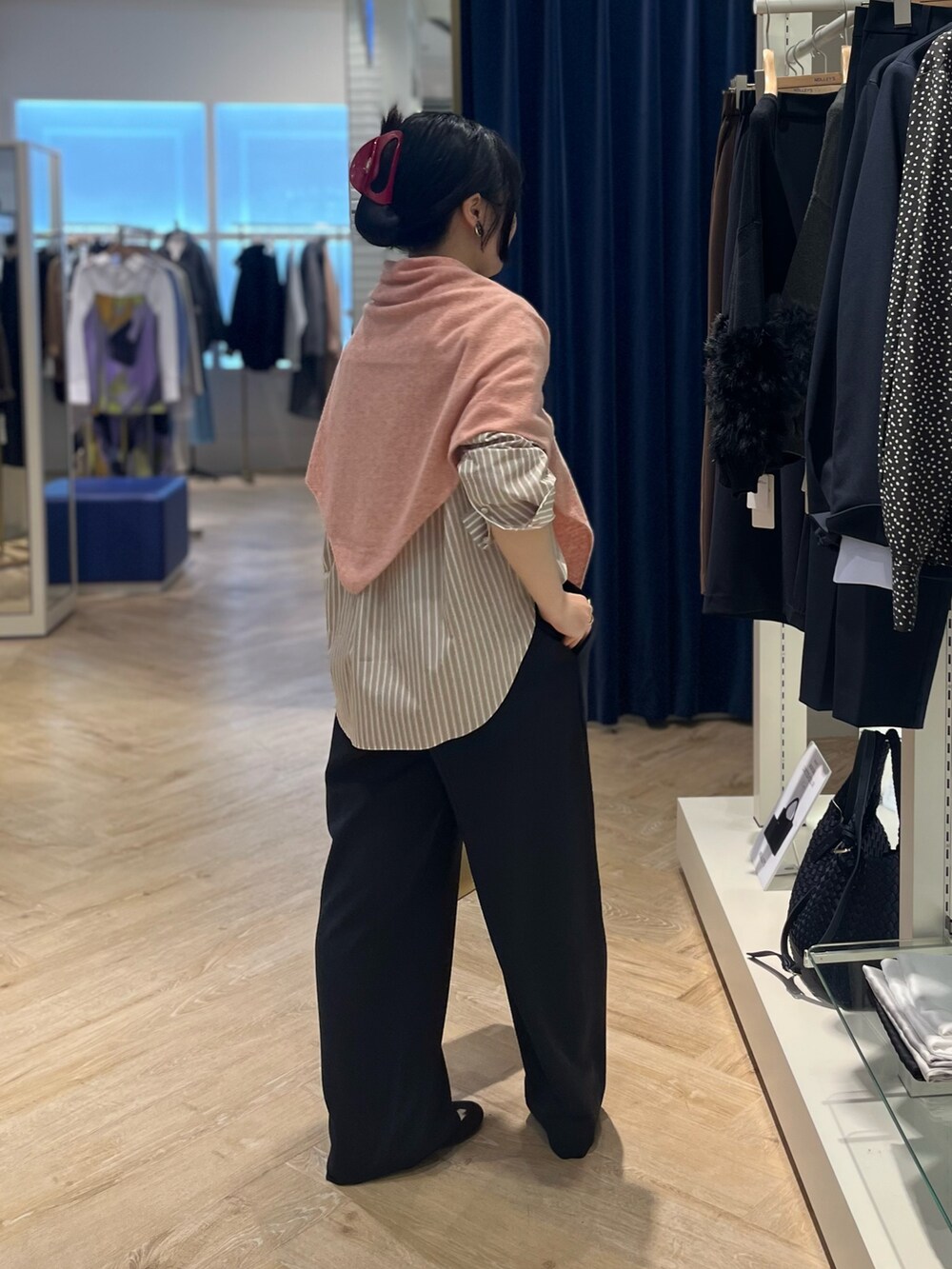 ベージュ系のシャツ/ブラウス、ホワイト系のニット/セーター、ブラック系のその他パンツを着用したレディースの秋コーディネートの4枚目の写真