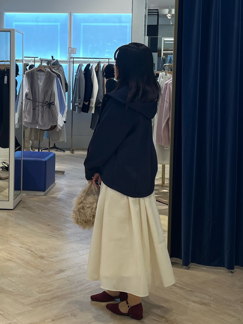 ピンク系のTシャツ/カットソー、ブルー系のブルゾン、ベージュ系のショルダーバッグを着用したレディースの秋コーディネートの5枚目の写真