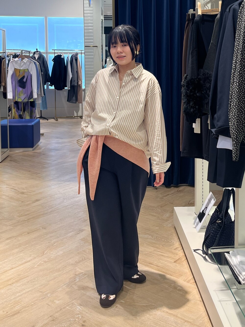 ベージュ系のシャツ/ブラウス、ホワイト系のニット/セーター、ブラック系のその他パンツを着用したレディースの秋コーディネートの8枚目の写真