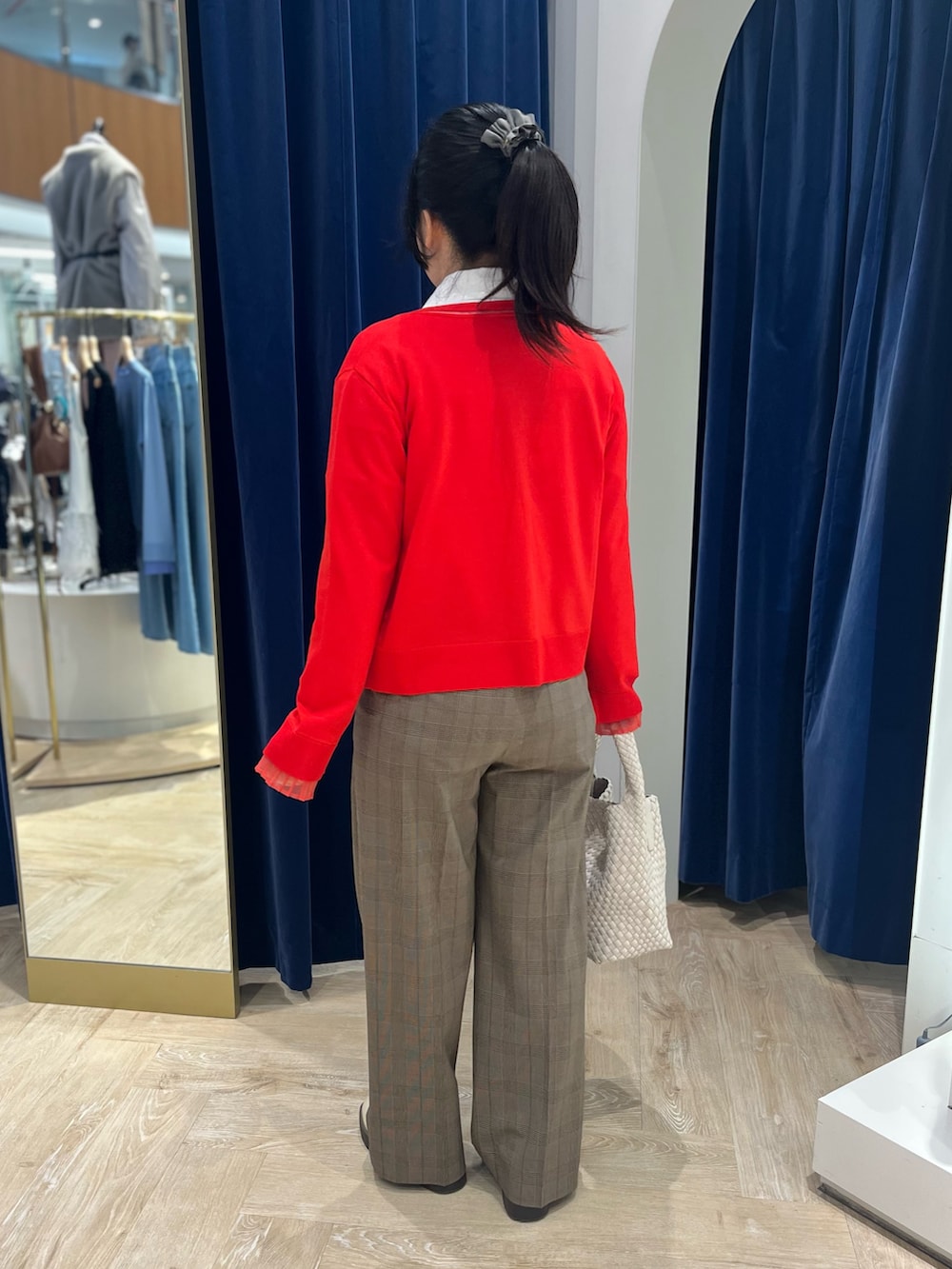 ホワイト系のシャツ/ブラウス、レッド系のカーディガン/ボレロ、ブラウン系のその他パンツを着用したレディースの秋コーディネートの7枚目の写真