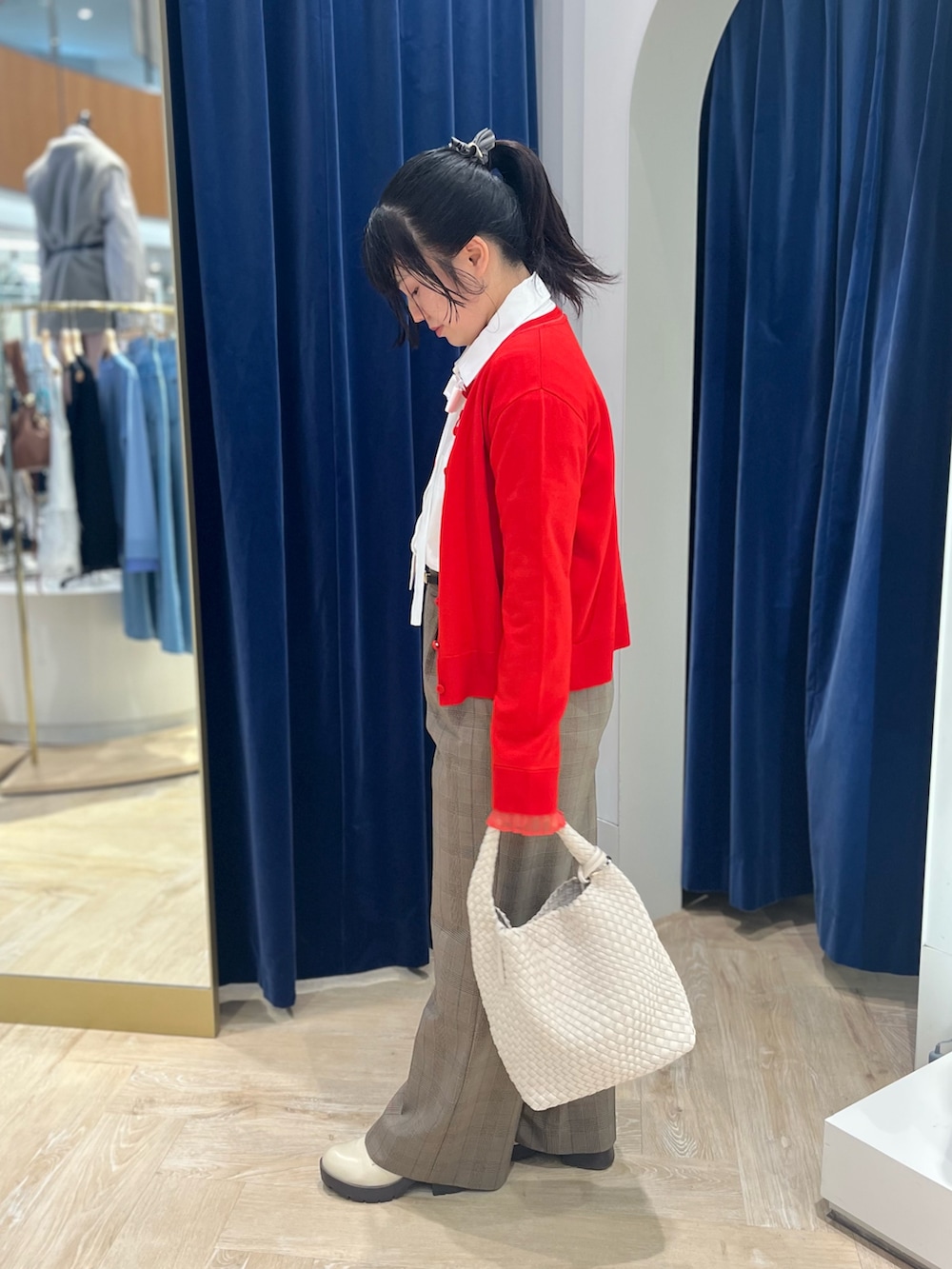 ホワイト系のシャツ/ブラウス、レッド系のカーディガン/ボレロ、ブラウン系のその他パンツを着用したレディースの秋コーディネートの9枚目の写真