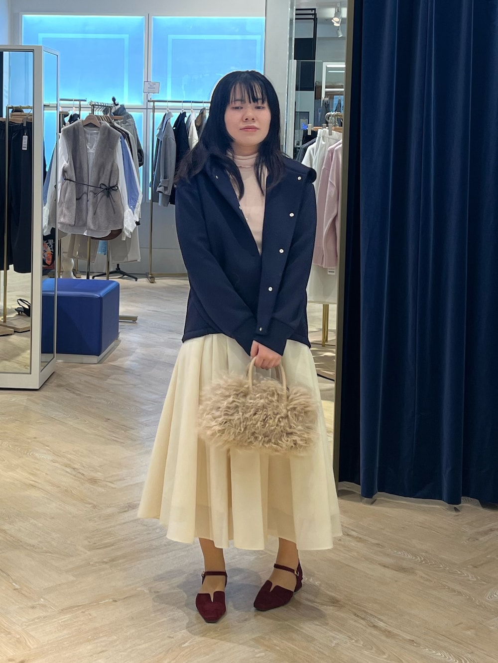 ピンク系のTシャツ/カットソー、ブルー系のブルゾン、ベージュ系のショルダーバッグを着用したレディースの秋コーディネートの7枚目の写真