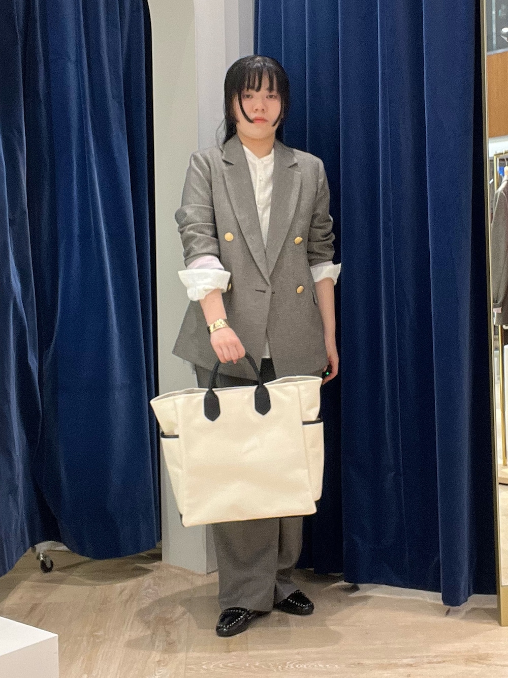ホワイト系のシャツ/ブラウス、ブラウン系のテーラードジャケット、ブラウン系のその他パンツを着用したレディースの秋コーディネートの10枚目の写真