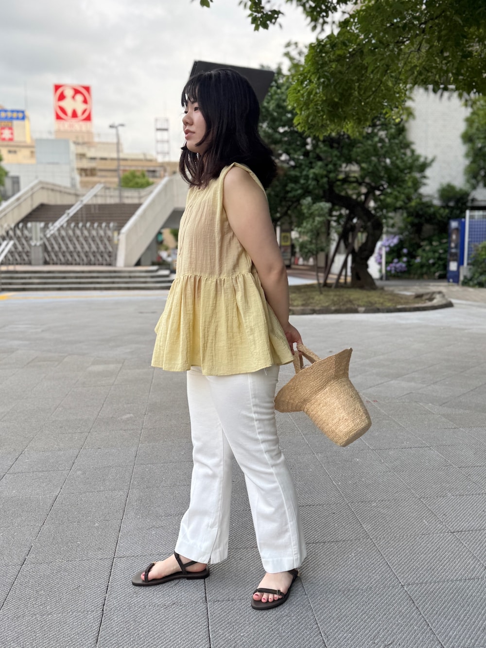 ホワイト系のデニムパンツ、イエロー系のシャツ/ブラウス、ブラウン系のサンダルを着用したレディースの夏コーディネートの5枚目の写真