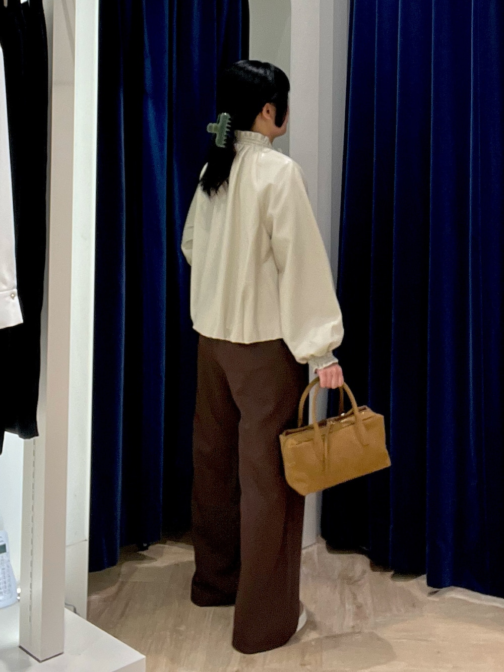 ブラウン系のその他パンツ、ブラック系のブルゾン、イエロー系のTシャツ/カットソーを着用したレディースの秋コーディネートの4枚目の写真