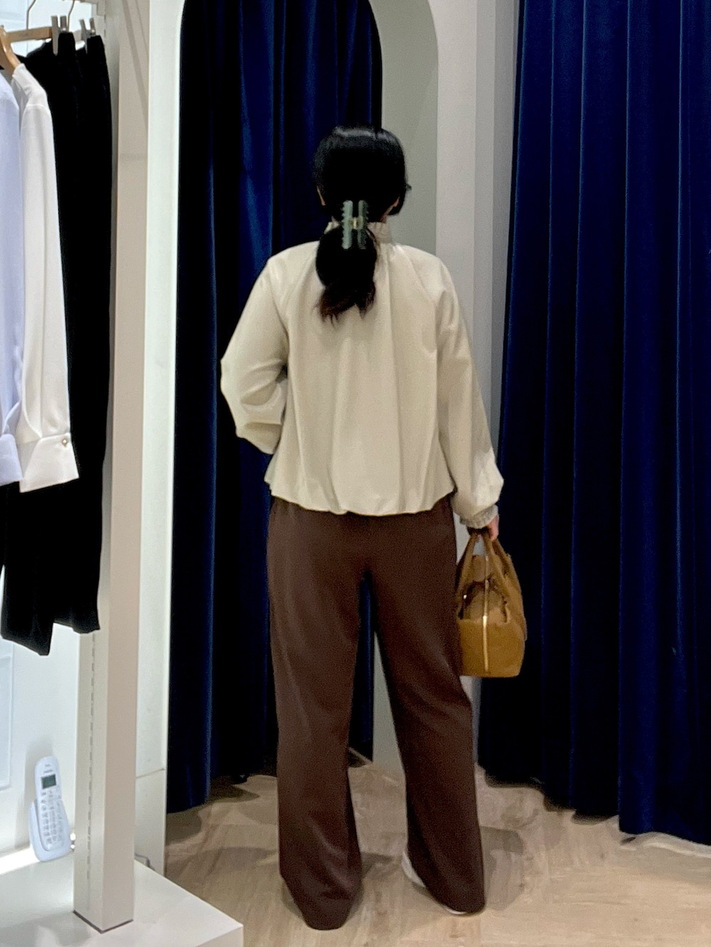 ブラウン系のその他パンツ、ブラック系のブルゾン、イエロー系のTシャツ/カットソーを着用したレディースの秋コーディネートの5枚目の写真
