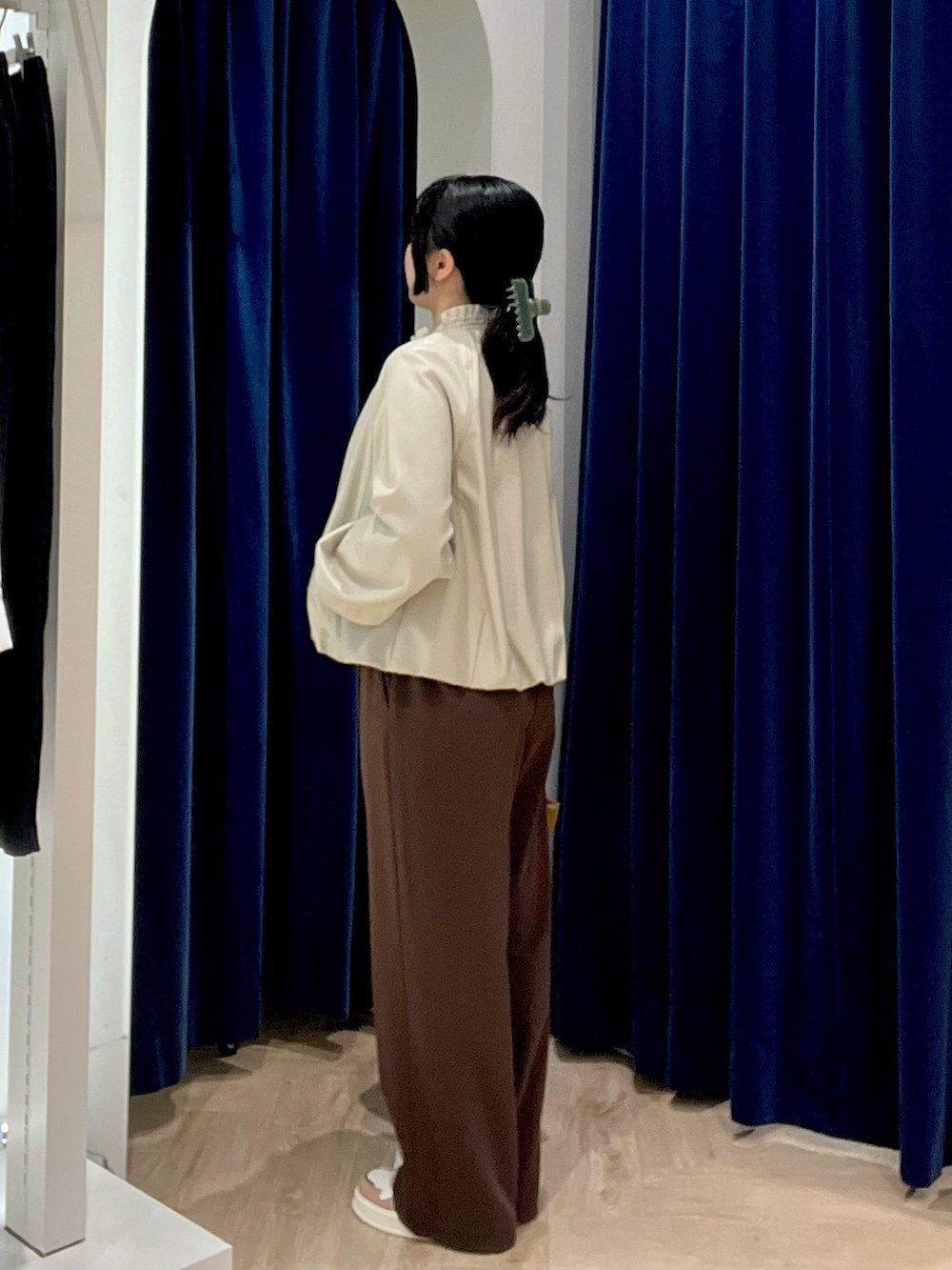 ブラウン系のその他パンツ、ブラック系のブルゾン、イエロー系のTシャツ/カットソーを着用したレディースの秋コーディネートの6枚目の写真