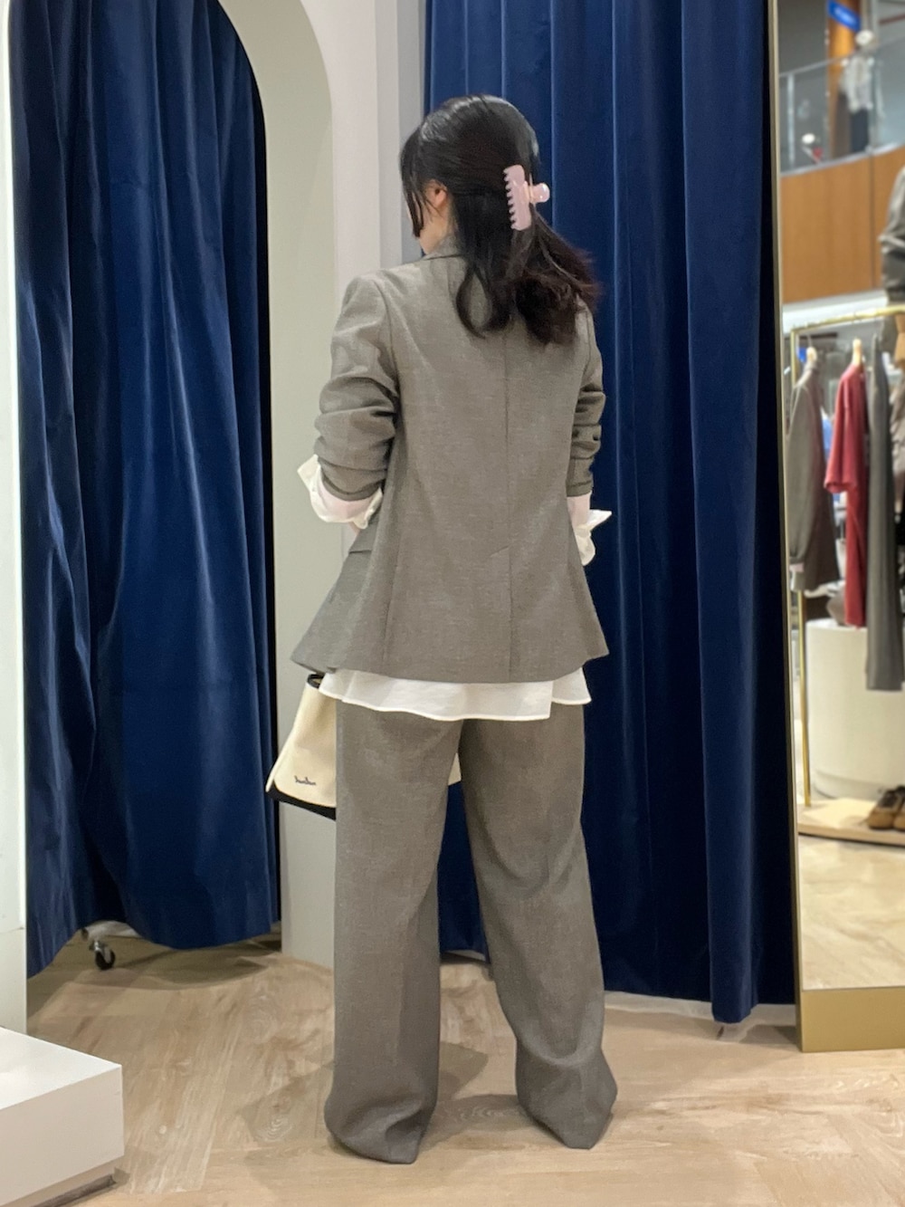ホワイト系のシャツ/ブラウス、ブラウン系のテーラードジャケット、ブラウン系のその他パンツを着用したレディースの秋コーディネートの6枚目の写真