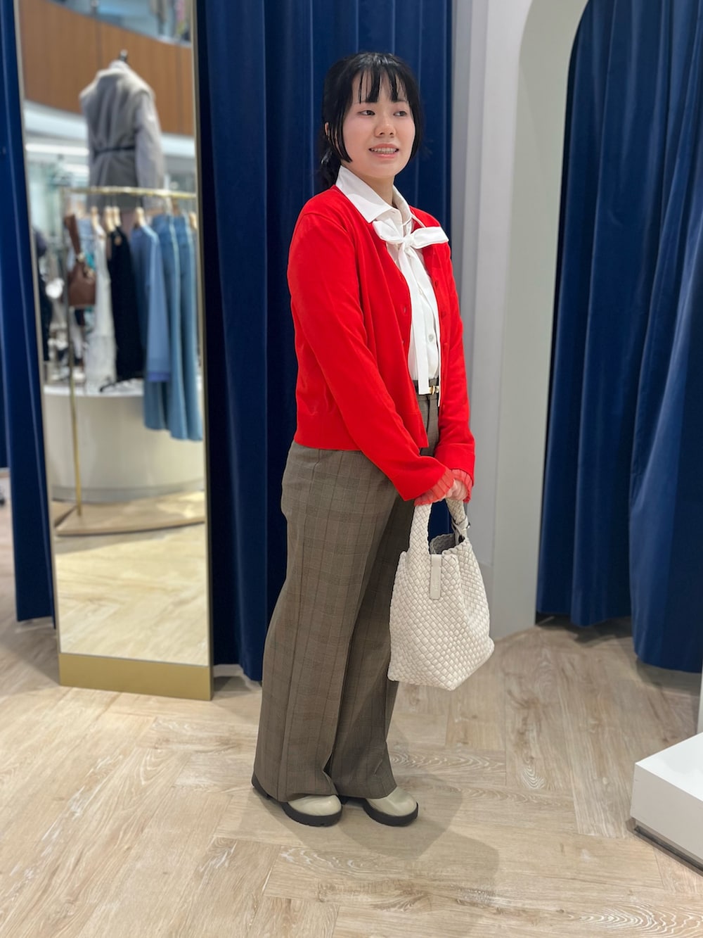 ホワイト系のシャツ/ブラウス、レッド系のカーディガン/ボレロ、ブラウン系のその他パンツを着用したレディースの秋コーディネートの2枚目の写真
