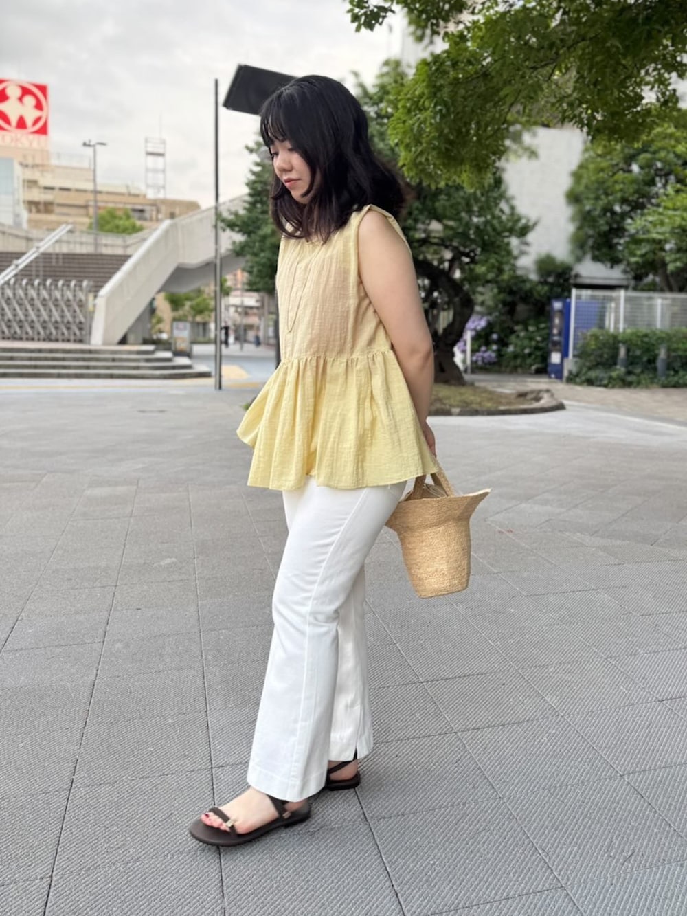 ホワイト系のデニムパンツ、イエロー系のシャツ/ブラウス、ブラウン系のサンダルを着用したレディースの夏コーディネートの9枚目の写真