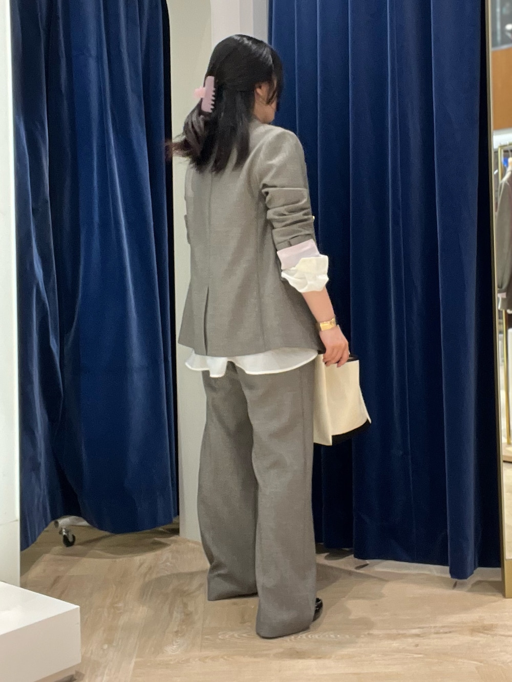 ホワイト系のシャツ/ブラウス、ブラウン系のテーラードジャケット、ブラウン系のその他パンツを着用したレディースの秋コーディネートの5枚目の写真