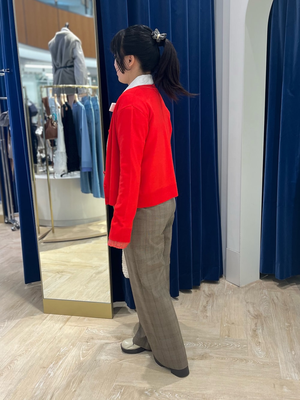 ホワイト系のシャツ/ブラウス、レッド系のカーディガン/ボレロ、ブラウン系のその他パンツを着用したレディースの秋コーディネートの8枚目の写真