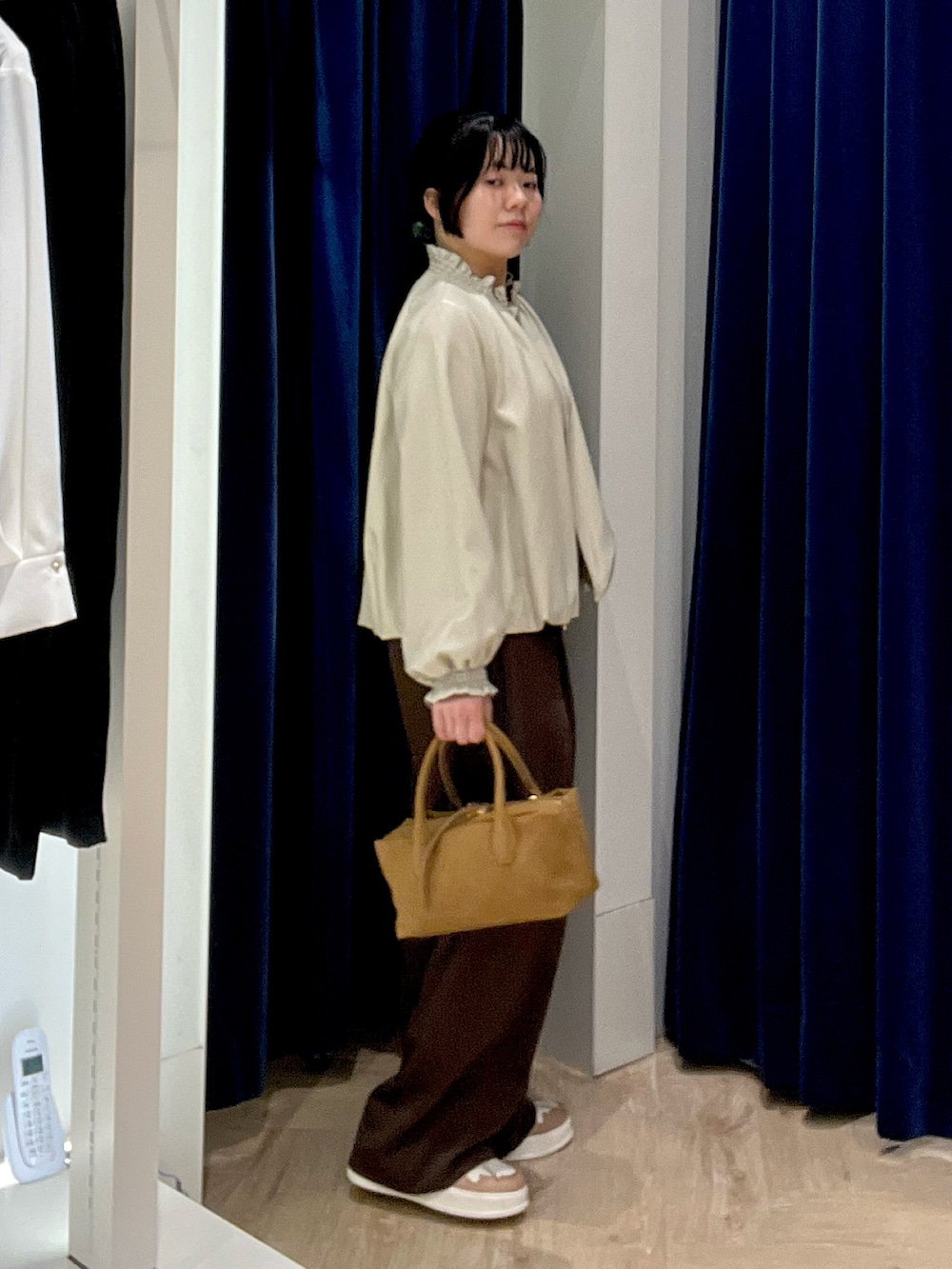ブラウン系のその他パンツ、ブラック系のブルゾン、イエロー系のTシャツ/カットソーを着用したレディースの秋コーディネートの3枚目の写真
