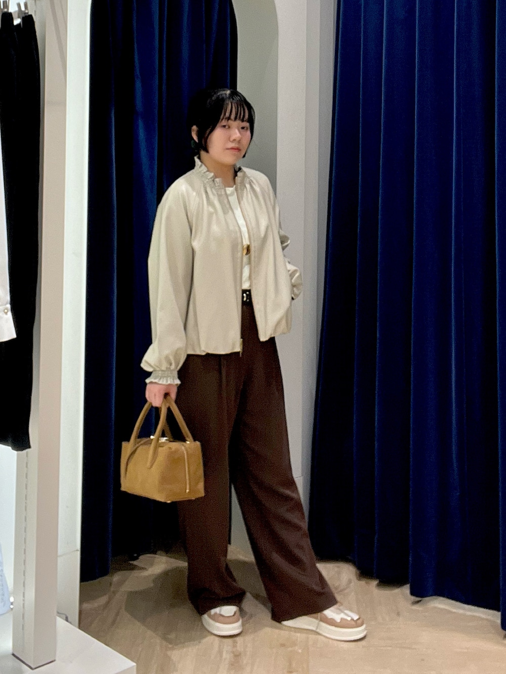 ブラウン系のその他パンツ、ブラック系のブルゾン、イエロー系のTシャツ/カットソーを着用したレディースの秋コーディネートの2枚目の写真
