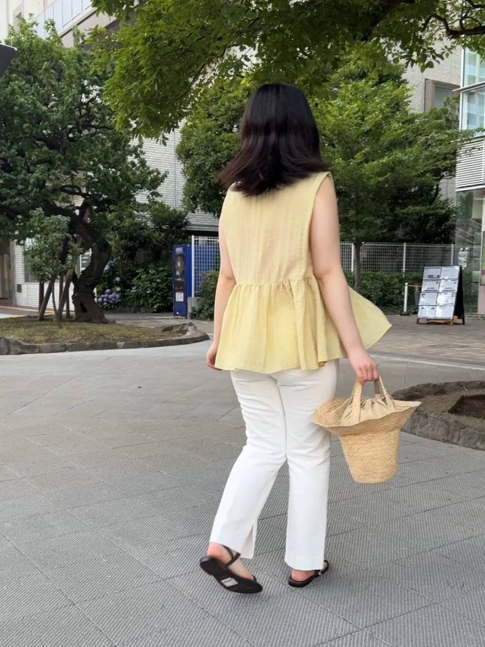 ホワイト系のデニムパンツ、イエロー系のシャツ/ブラウス、ブラウン系のサンダルを着用したレディースの夏コーディネートの3枚目の写真