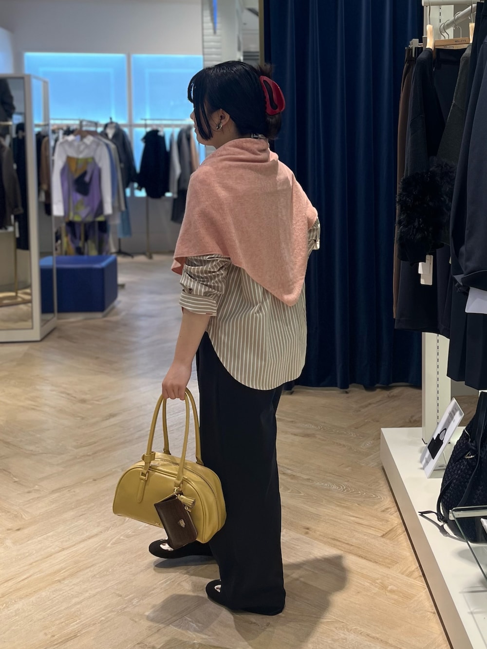 ベージュ系のシャツ/ブラウス、ホワイト系のニット/セーター、ブラック系のその他パンツを着用したレディースの秋コーディネートの6枚目の写真