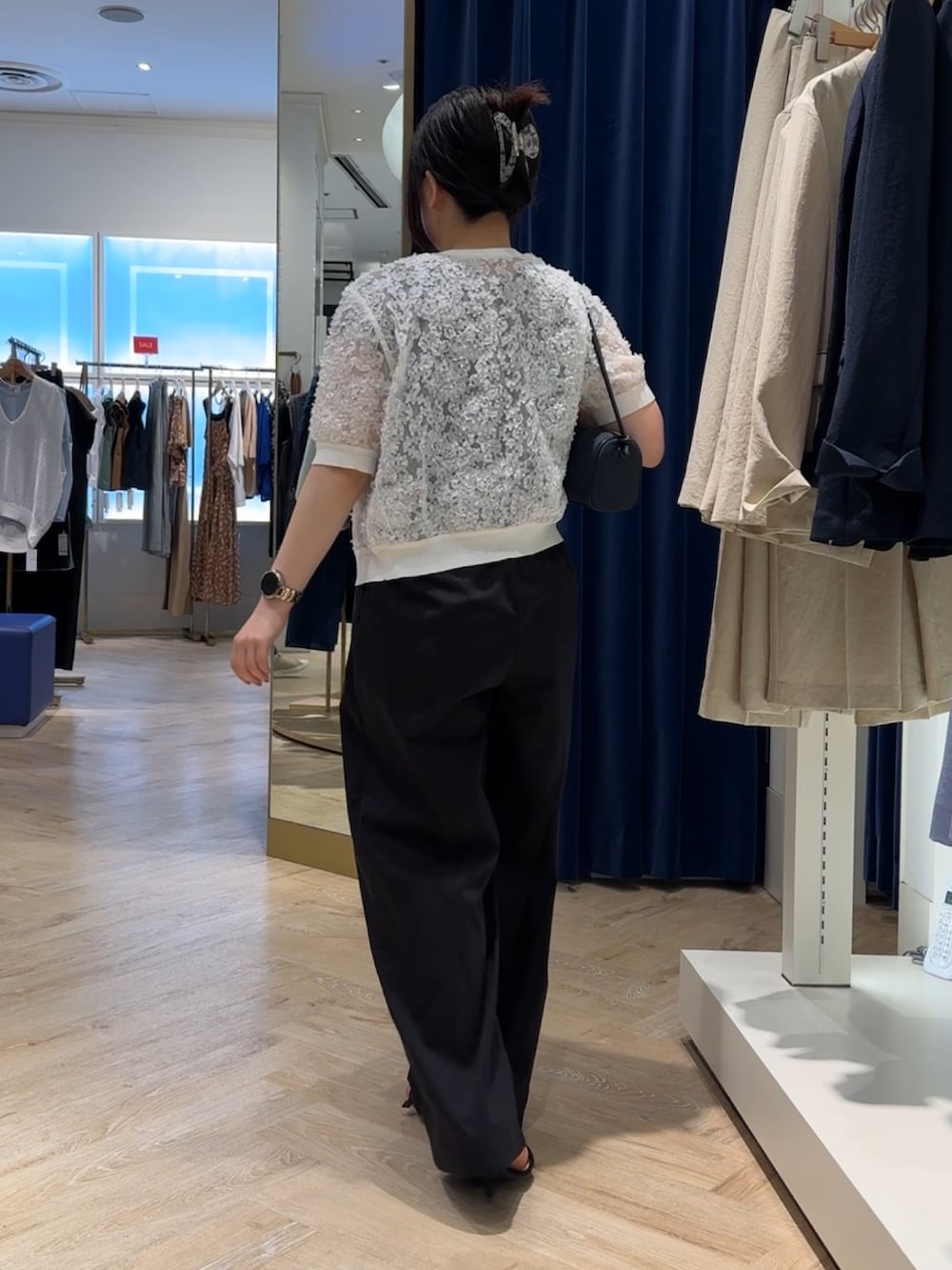 ブラック系のつなぎ/オールインワン、ホワイト系のカーディガン/ボレロ、ブルー系のショルダーバッグを着用したレディースの夏コーディネートの5枚目の写真