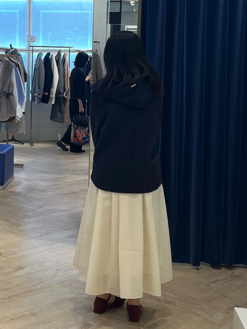 ピンク系のTシャツ/カットソー、ブルー系のブルゾン、ベージュ系のショルダーバッグを着用したレディースの秋コーディネートの4枚目の写真