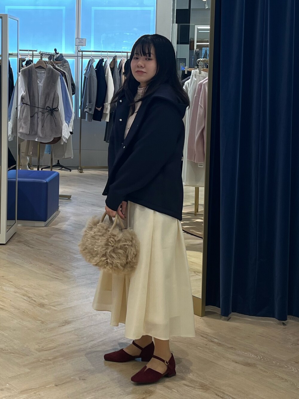 ピンク系のTシャツ/カットソー、ブルー系のブルゾン、ベージュ系のショルダーバッグを着用したレディースの秋コーディネートの6枚目の写真