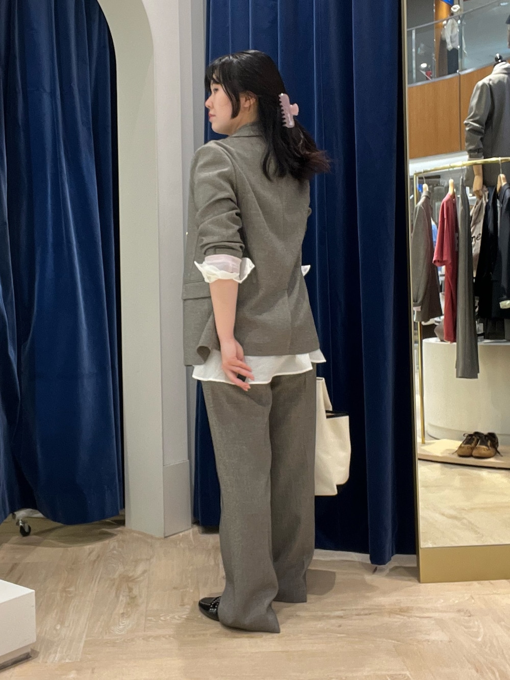 ホワイト系のシャツ/ブラウス、ブラウン系のテーラードジャケット、ブラウン系のその他パンツを着用したレディースの秋コーディネートの7枚目の写真
