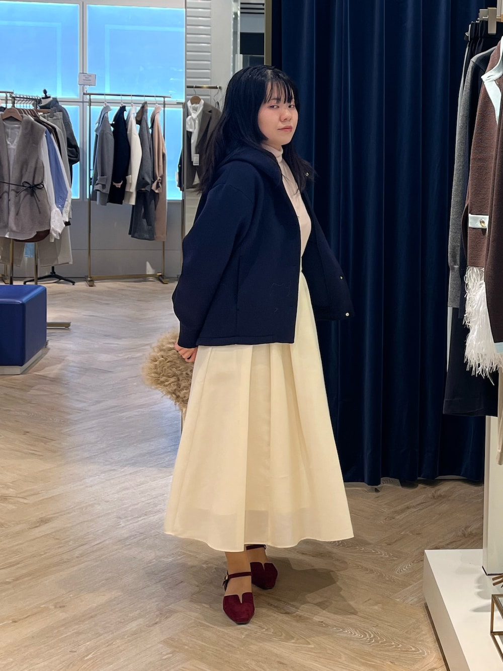 ピンク系のTシャツ/カットソー、ブルー系のブルゾン、ベージュ系のショルダーバッグを着用したレディースの秋コーディネートの8枚目の写真
