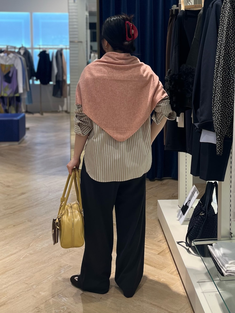 ベージュ系のシャツ/ブラウス、ホワイト系のニット/セーター、ブラック系のその他パンツを着用したレディースの秋コーディネートの5枚目の写真