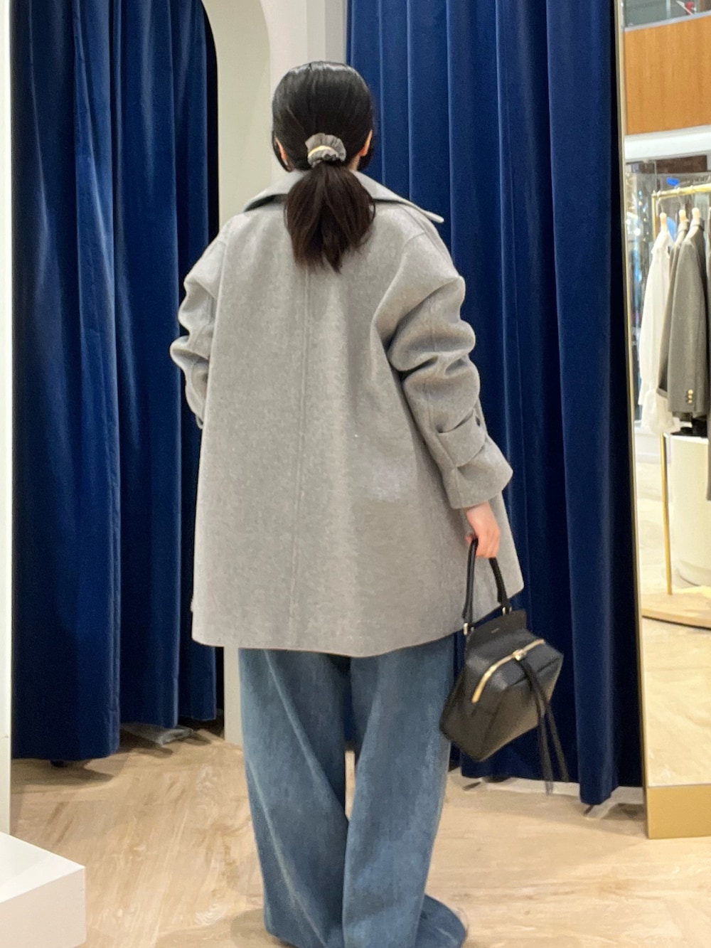 ベージュ系のシャツ/ブラウス、グレー系のピーコート、ブラック系のショルダーバッグを着用したレディースの秋コーディネートの6枚目の写真