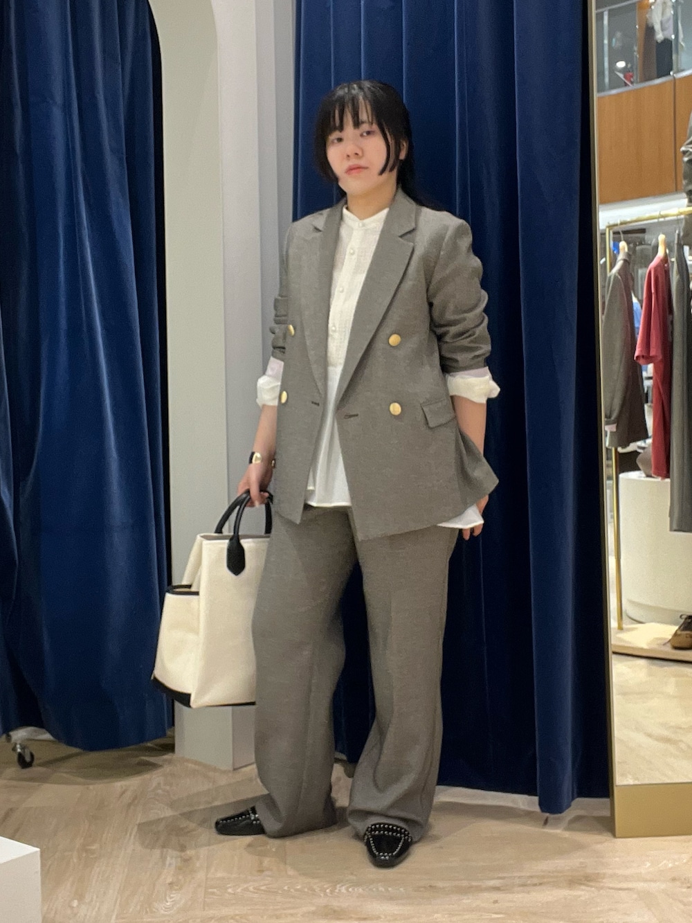 ホワイト系のシャツ/ブラウス、ブラウン系のテーラードジャケット、ブラウン系のその他パンツを着用したレディースの秋コーディネートの8枚目の写真