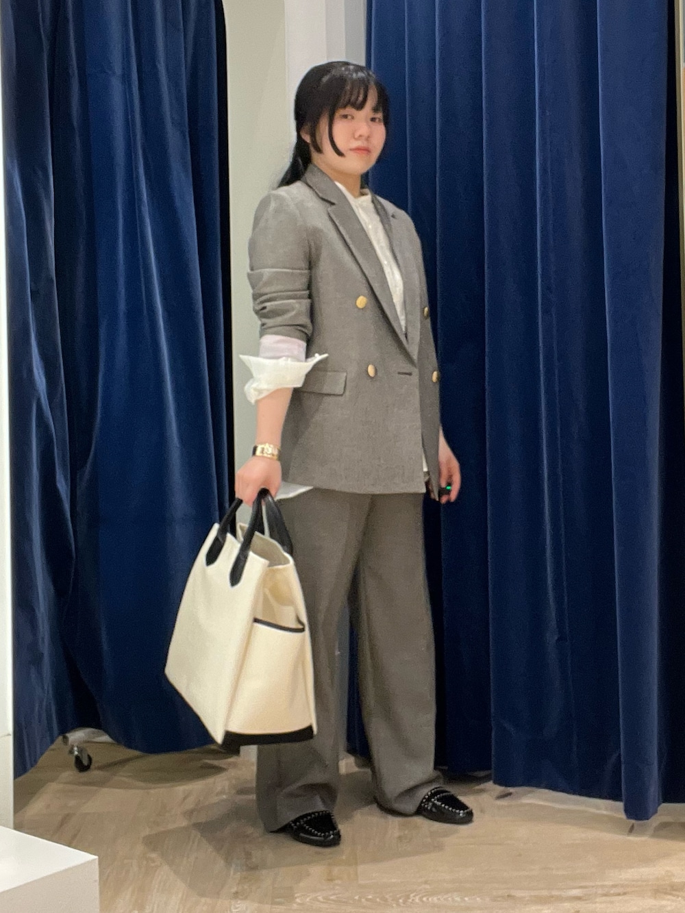 ホワイト系のシャツ/ブラウス、ブラウン系のテーラードジャケット、ブラウン系のその他パンツを着用したレディースの秋コーディネートの2枚目の写真