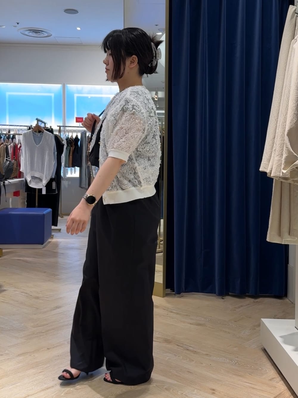 ブラック系のつなぎ/オールインワン、ホワイト系のカーディガン/ボレロ、ブルー系のショルダーバッグを着用したレディースの夏コーディネートの7枚目の写真