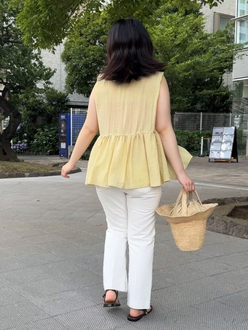 ホワイト系のデニムパンツ、イエロー系のシャツ/ブラウス、ブラウン系のサンダルを着用したレディースの夏コーディネートの4枚目の写真