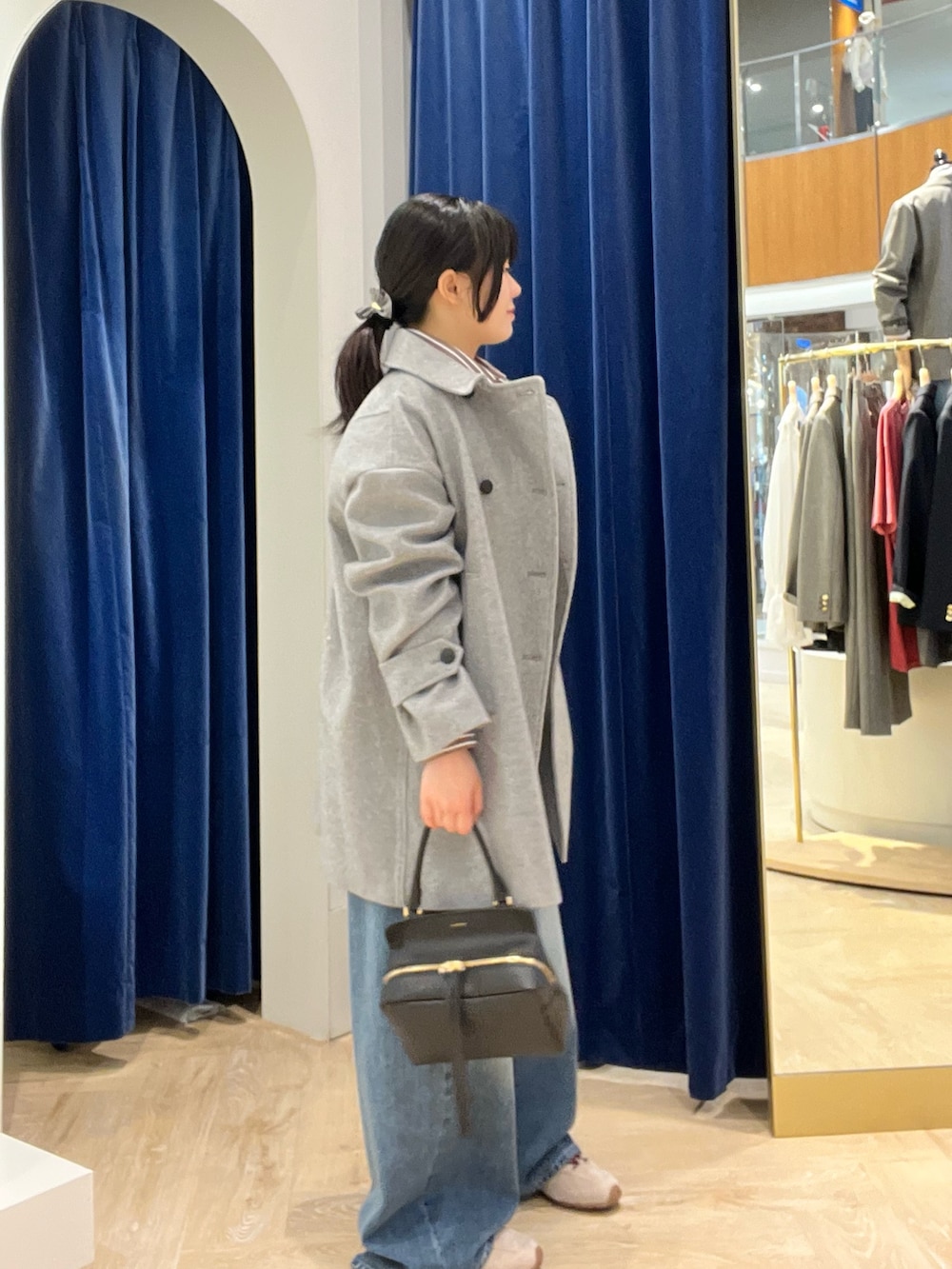 ベージュ系のシャツ/ブラウス、グレー系のピーコート、ブラック系のショルダーバッグを着用したレディースの秋コーディネートの4枚目の写真