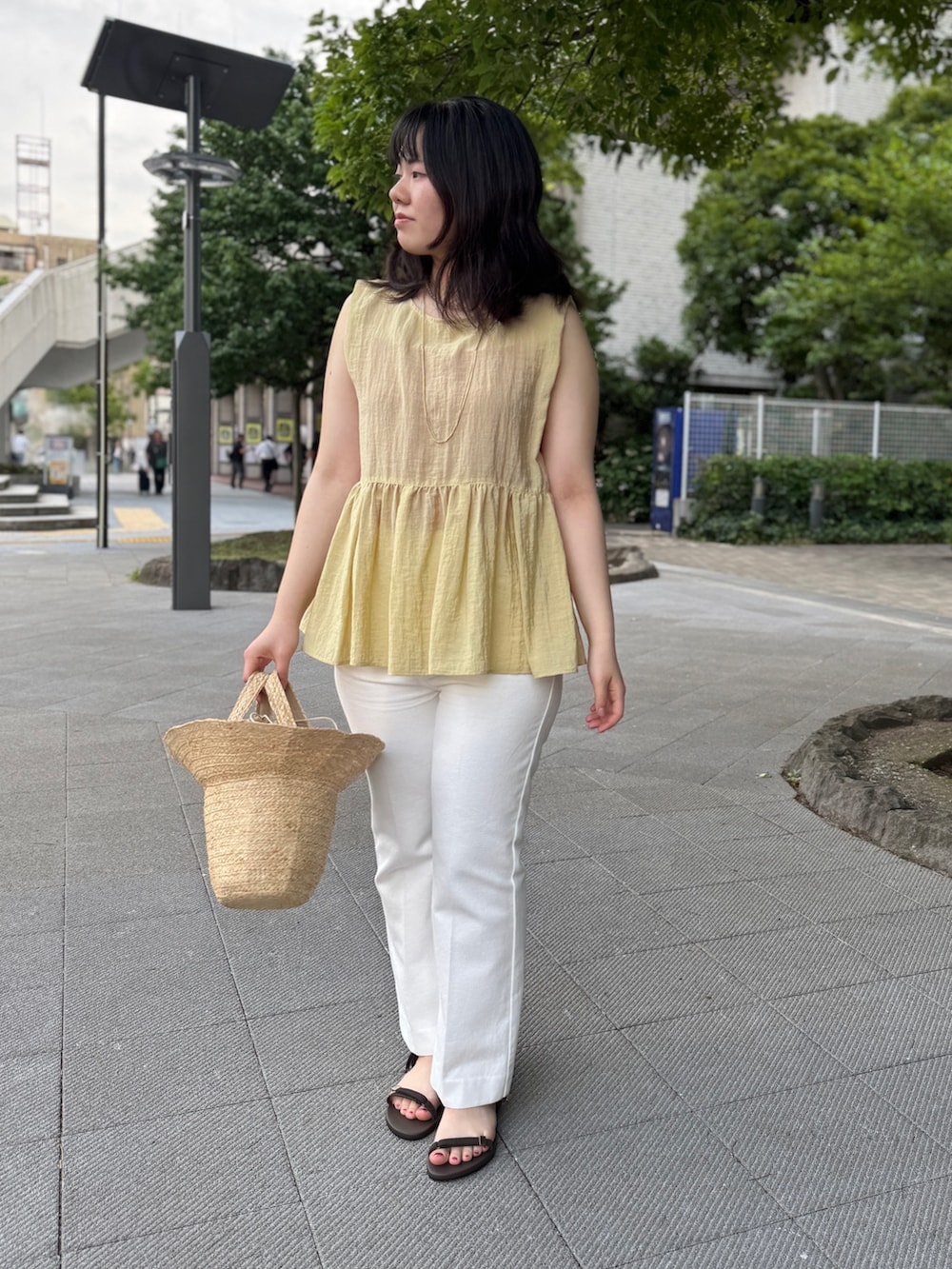 ホワイト系のデニムパンツ、イエロー系のシャツ/ブラウス、ブラウン系のサンダルを着用したレディースの夏コーディネートの8枚目の写真