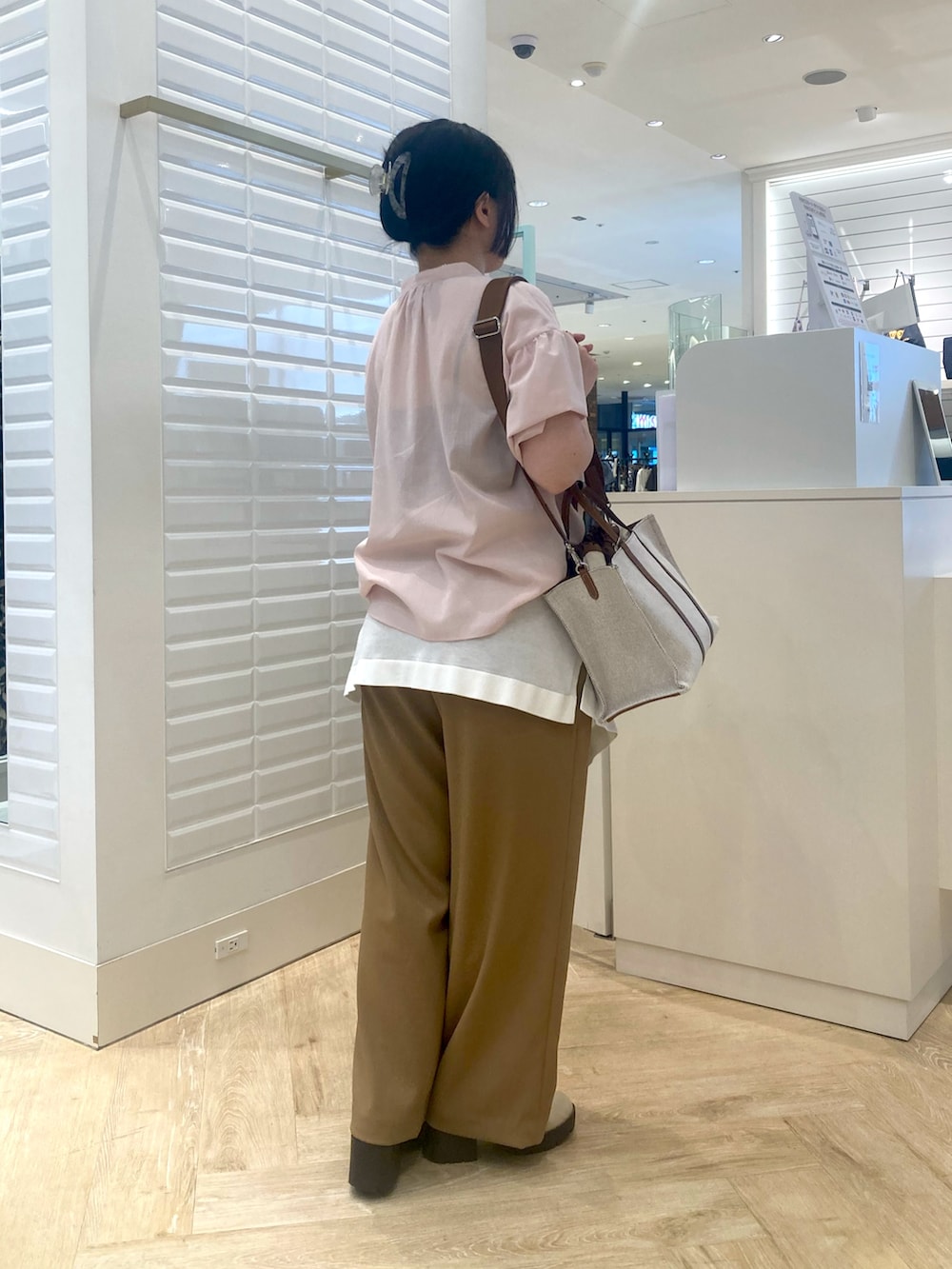 イエロー系のトートバッグ、ホワイト系のカーディガン/ボレロ、ピンク系のシャツ/ブラウスを着用したレディースの春コーディネートの4枚目の写真